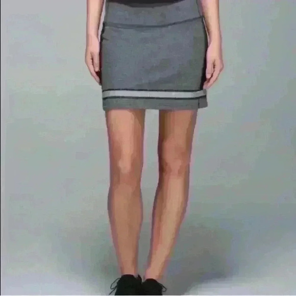 Lululemon skirt size 4 (used in excellent condition) - Picture 3 of 10